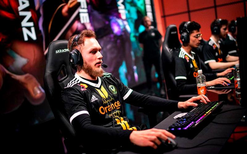 eSports Jerseys: Merging Sports Uniforms with Gaming Culture - Dyenamik
